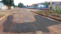 Após cobranças dos vereadores, buracos em frente à creche são tapados em Paranatinga.