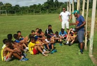 Cicinho diz que sociedade precisa participar da formação dos jovens através do esporte