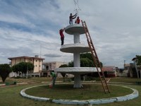 EM 15 DIAS - Após cobrança de vereadores Cicinho e Jorge Ciotti Praça Central de Paranatinga começa a receber decoração natalina