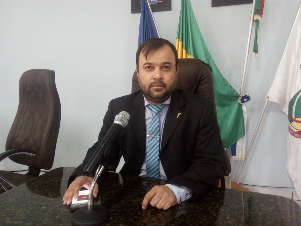 Em Tribuna, Vereador Cleiton Rodrigues da Silva cita sobre a falta de estrutura em Ginásios de Esportes, a situação das estradas escolares rurais e a Adesão de Atas