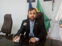 Em Tribuna, Vereador Cleiton Rodrigues da Silva cita sobre a falta de estrutura em Ginásios de Esportes, a situação das estradas escolares rurais e a Adesão de Atas