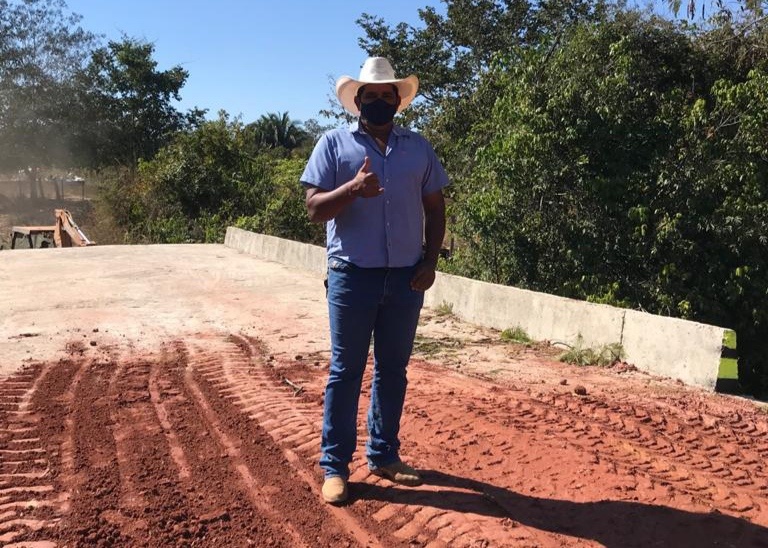 Nego do Rodeio acompanhou nesta sexta-feira as obras da ponte de concreto  que vem sendo realizado sobre o Corrego do Borrachudo