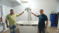 PARANATINGA - João Batista e Vereador Labiga visitam sala do Raio X, deputado destinou 100 mil reais para aquisição do aparelho