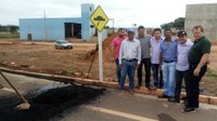 Prefeitura de Paranatinga inicia implantação de quebra mola na entrada do bairro Flamboyant