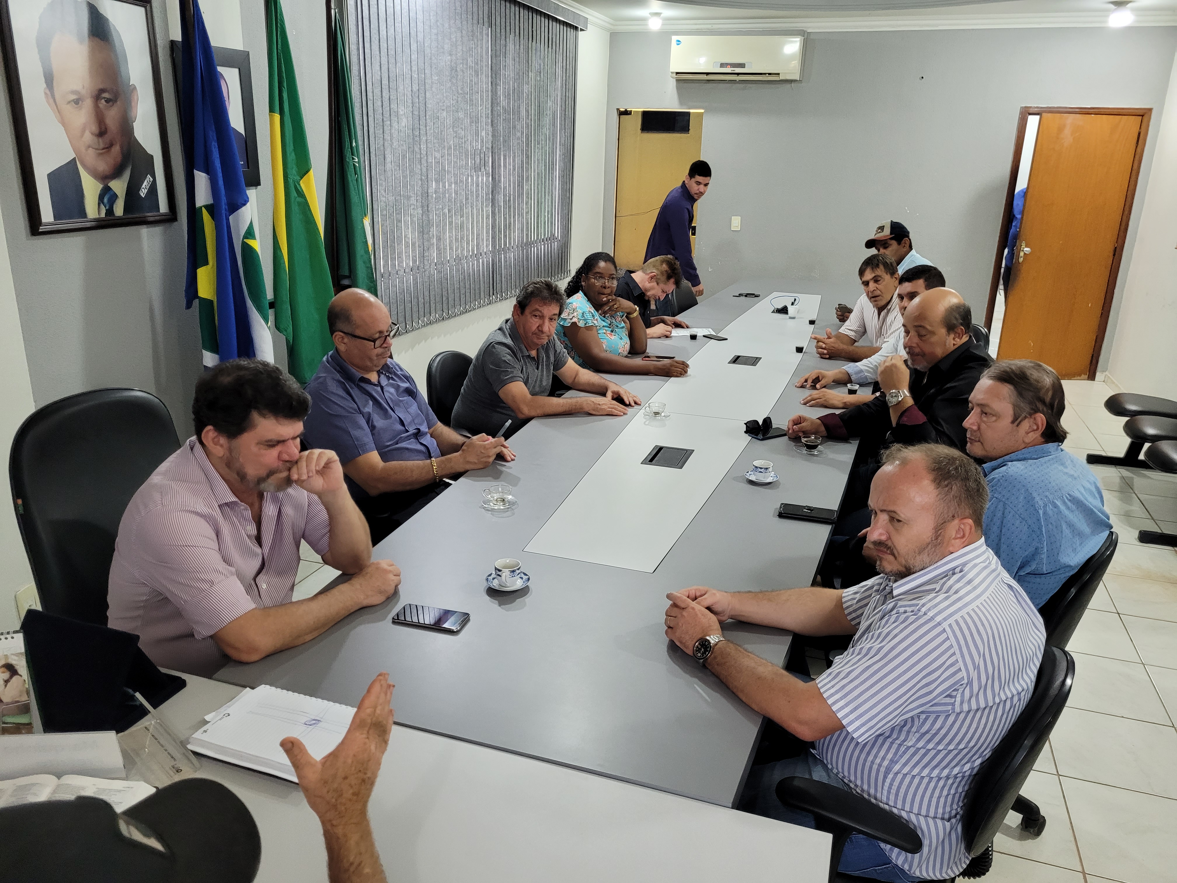 Presidente da Câmara de Vereadores Fernandes Carlini participa de reunião com empresários para futuros investimentos em Paranatinga