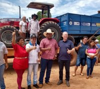 Vereador Nego do Rodeio acompanhou a entrega dos equipamentos ao Assentamento Colorado junto com prefeito Marquinhos e deputado Avalone