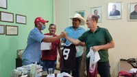 Vereador Nego do Rodeio e deputado Carlos Avalone fazem entrega de material esportivo ao Assentamento Colorado